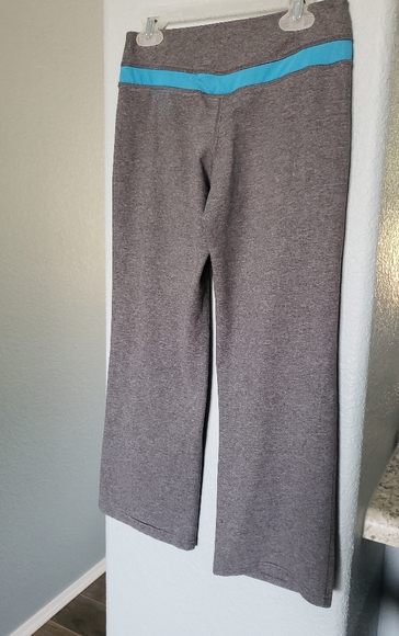 NIKE women's Dri-Fit No drawstring athletic capri - Picture 2 of 10